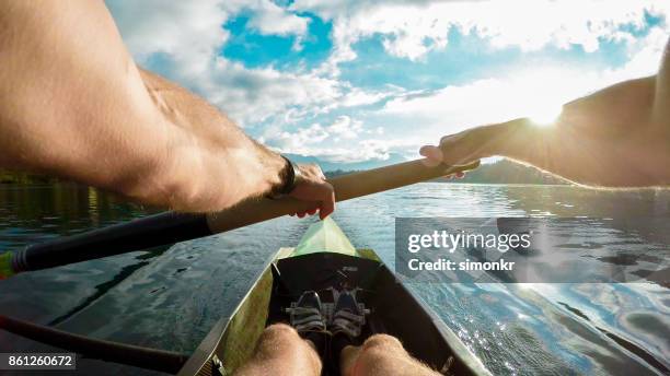 日当たりの良い湖で一気の運動選手 - sweep rowing ストックフォトと画像