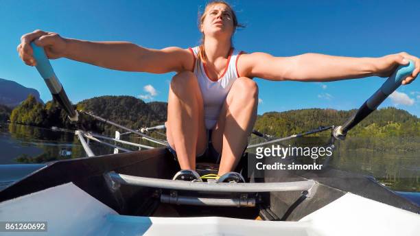 女性アスリートの湖で一気 - sweep rowing ストックフォトと画像