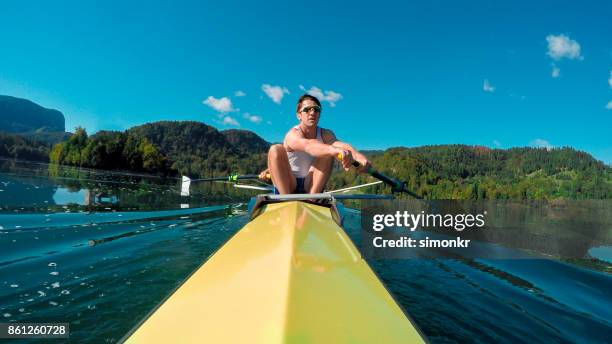 manliga idrottare i gula styrman par rodd i solsken - sweep rowing bildbanksfoton och bilder