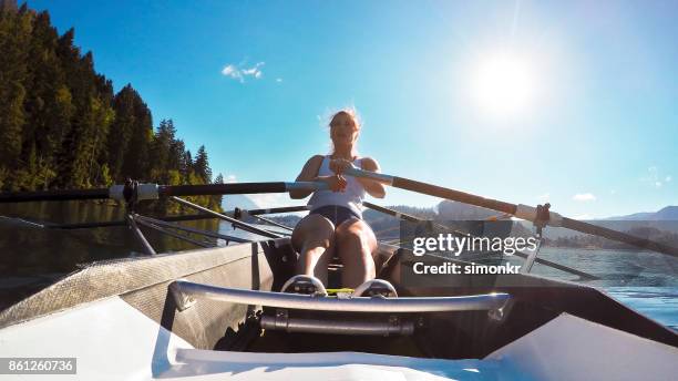 kvinnliga idrottare sculling på sjön - sweep rowing bildbanksfoton och bilder