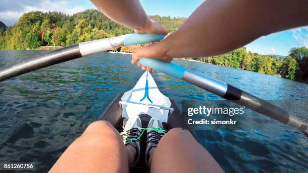 atleta de remo en el lago soleado - remo de punta fotografías e imágenes de stock