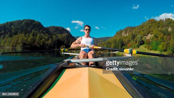 manliga idrottare i gula styrman par rodd i solsken - sweep rowing bildbanksfoton och bilder