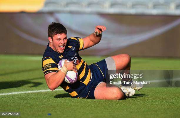 Ethan Waller of Worcester Warriors scoring a try during the European Rugby Challenge Cup match between Worcester Warriors and Brive at Sixways...