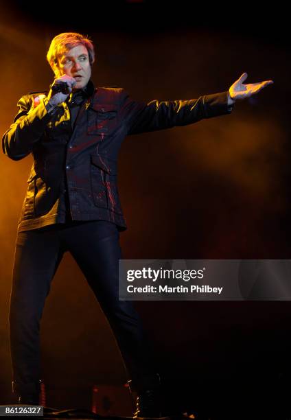 Photo of DURAN DURAN and Simon Le Bon and Simon LE BON, Simon Le Bon performing on stage