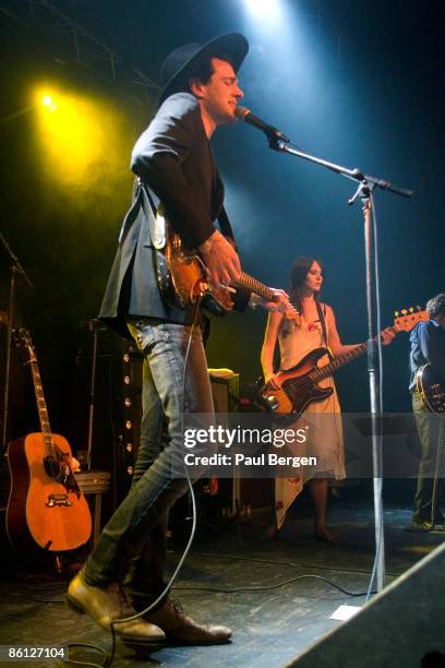 Photo of Sophia BURN and Finn ANDREWS and VEILS, L-R: Finn Andrews, Sophia Burn