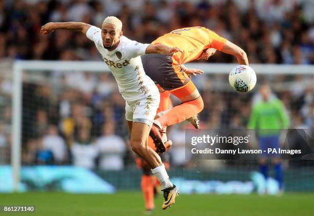 Leeds United's Kemar Roofe and Reading's Chris Gunter battle for the ball during the Sky Bet Championship match at Elland Road, Leeds.