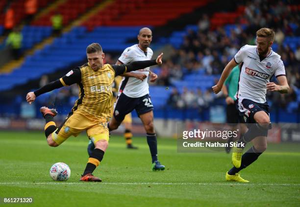 Gary Hooper of Sheffield Wednesday shoots at goal during the Sky Bet Championship match between Bolton Wanderers and Sheffield Wednesday at Macron...