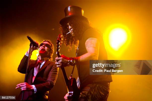 Photo of VELVET REVOLVER and SLASH and Scott WEILAND, Scott Weiland and Slash performing on stage