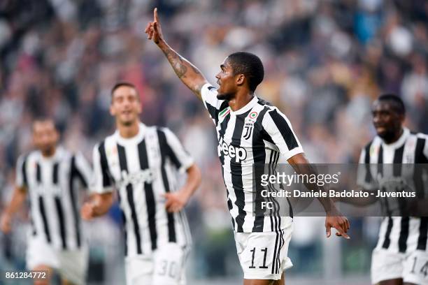 Douglas Costa of Juventus celebrates his first goal during the Serie A match between Juventus and SS Lazio on October 14, 2017 in Turin, Italy.