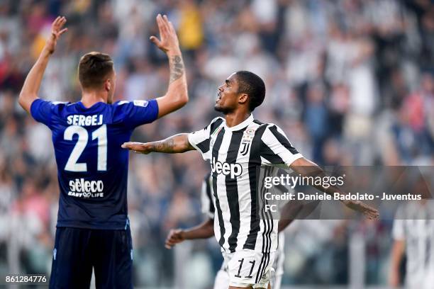 Douglas Costa of Juventus celebrates his first goal during the Serie A match between Juventus and SS Lazio on October 14, 2017 in Turin, Italy.