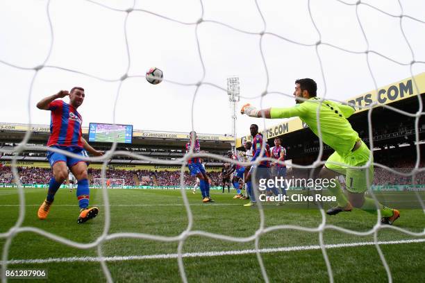Tiemoue Bakayoko of Chelsea scores their first goal past Julian Speroni of Crystal Palace during the Premier League match between Crystal Palace and...