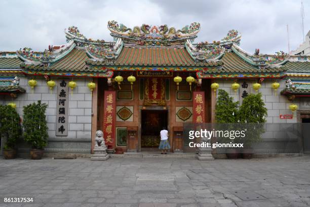 wat mangkon kamalawat templo, distrito de chinatown, bangkok, tailandia - vat fotografías e imágenes de stock