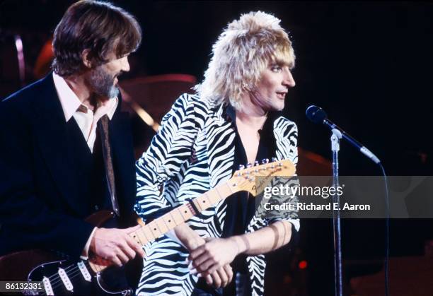 Photo of Rod STEWART and Kris KRISTOFFERSON, Kris Kristofferson and Rod Stewart performing on stage at a UNICEF charity concert