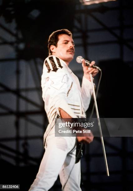 Photo of QUEEN and Freddie MERCURY, Freddie Mercury performing live onstage