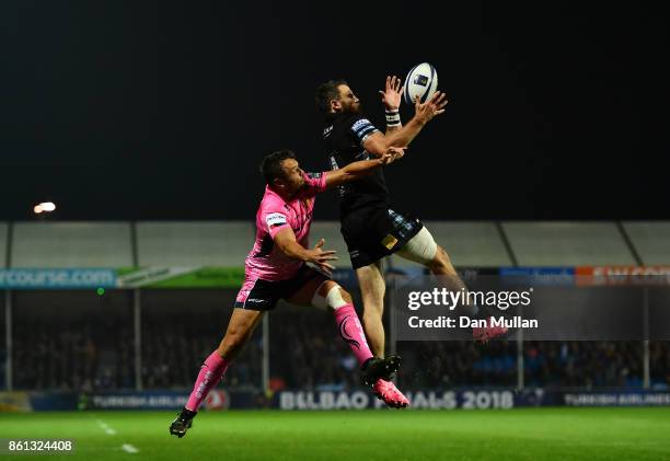 Tommy Seymour of Glasgow Warriors beats Phil Dollman of Exeter Chiefs in the air on way to scoring his side's first try during the European Rugby...