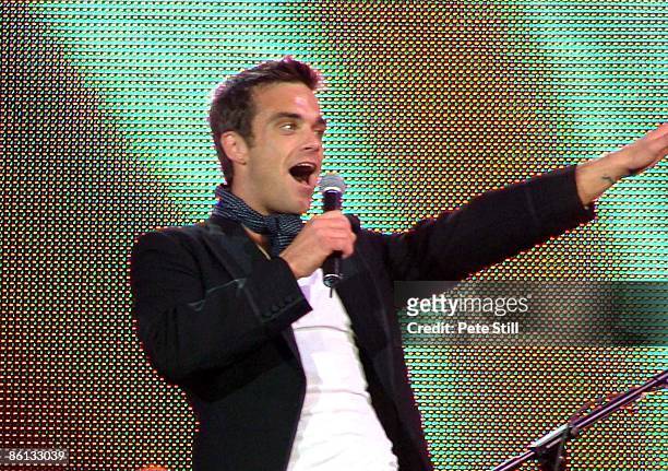 Photo of LIVE 8 and Robbie WILLIAMS, performing at Live 8