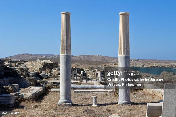 ionic columns, delos, cyclades islands, southern aegean, greece - delos stock-fotos und bilder