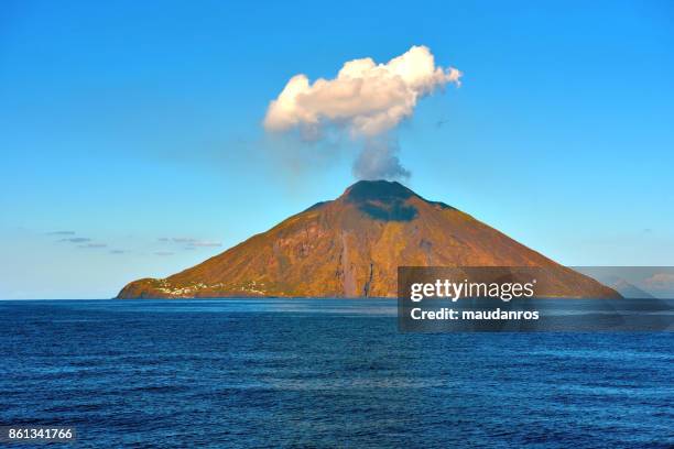 volcano stromboli - isola di lipari foto e immagini stock