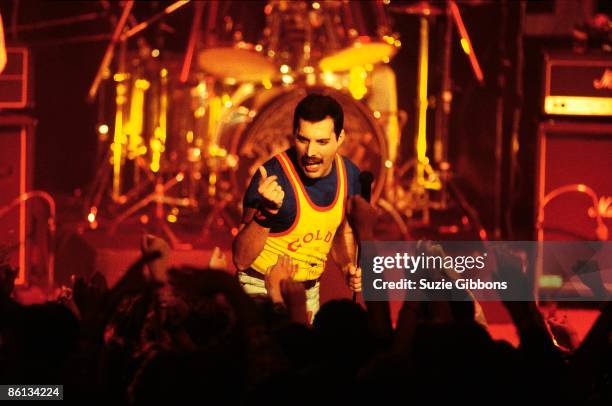 Photo of Freddie MERCURY and QUEEN, Freddie Mercury performing live on stage