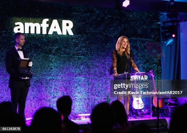 Julia Roberts speaks onstage at amfAR Los Angeles 2017 at Ron Burkle's Green Acres Estate on October 13, 2017 in Beverly Hills, Californi