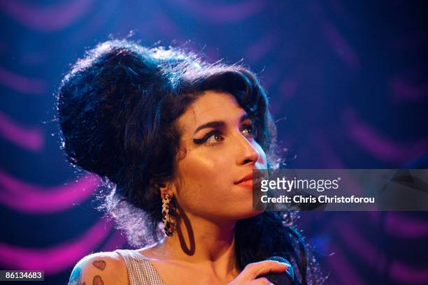 Photo of Amy WINEHOUSE, Amy Winehouse performing on stage