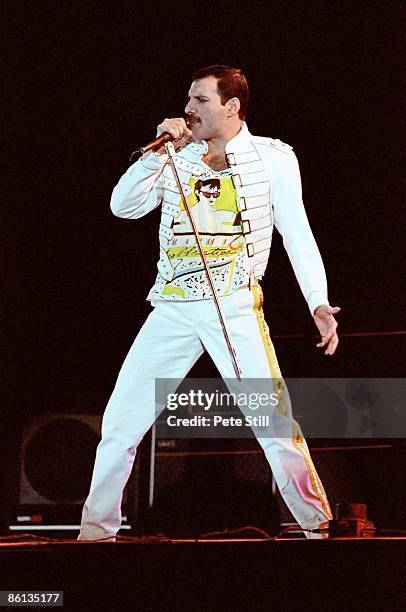 Photo of Freddie MERCURY and QUEEN, Freddie Mercury performing live on stage