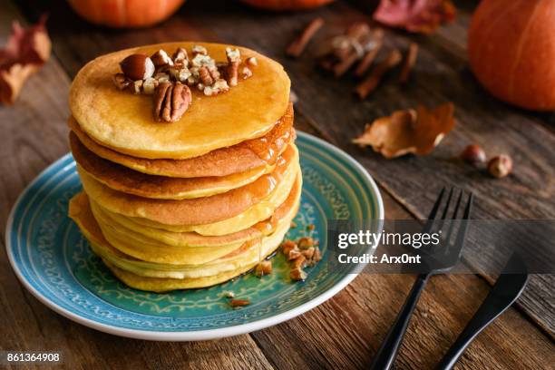 pumpkin pancakes, autumn comfort food - pancakes stockfoto's en -beelden