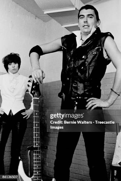 Photo of Pete FARNDON and Chrissie HYNDE and PRETENDERS, L-R: Chrissie Hynde, Pete Farndon backstage at The Tennessee Theatre, Nashville, TN