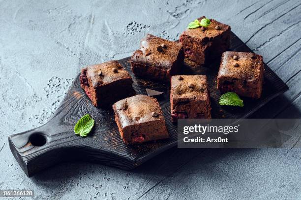 dark chocolate brownies with cherry - pastel intensidad del color fotografías e imágenes de stock