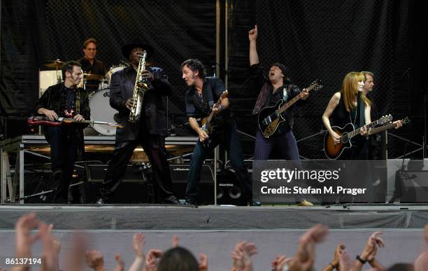 Photo of LITTLE STEVEN and Steven VAN ZANDT and Bruce SPRINGSTEEN; L-R: Nils Lofgren, Max Weinberg, Clarence Clemons, Bruce Springsteen, Steven Van...