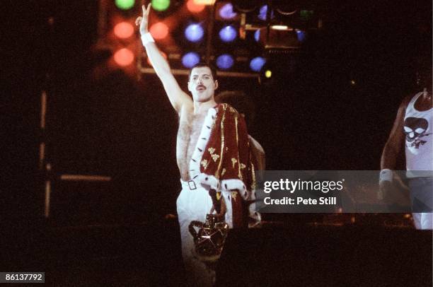 Photo of Freddie MERCURY and QUEEN, Freddie Mercury performing live on stage