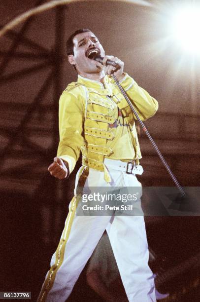 Photo of Freddie MERCURY and QUEEN, Freddie Mercury performing live on stage