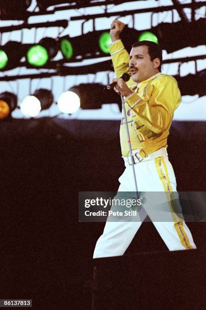 Photo of Freddie MERCURY and QUEEN, Freddie Mercury performing live on stage