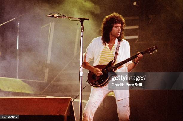 Photo of Brian MAY and QUEEN, Brian May performing on stage