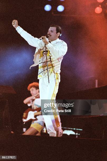 Photo of Freddie MERCURY and QUEEN, Freddie Mercury performing live on stage