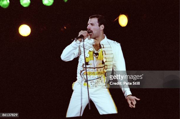 Photo of Freddie MERCURY and QUEEN, Freddie Mercury performing live on stage