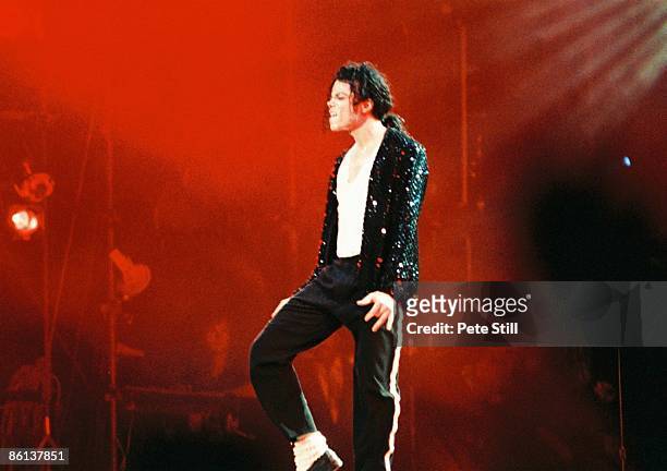 Photo of Michael JACKSON, Michael Jackson performing on stage - Dangerous Tour