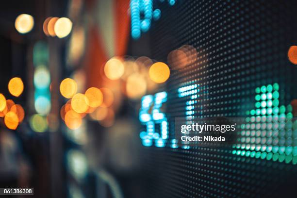 financiero mercado de valores de números - volumen fotografías e imágenes de stock