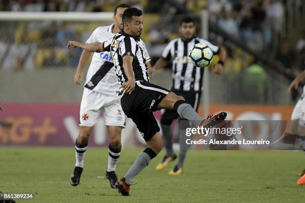 Rodrigo Lindoso of Botafogo in action during the match between Vasco da Gama and Botafogo as part of Brasileirao Series A 2017 at Maracana Stadium on...