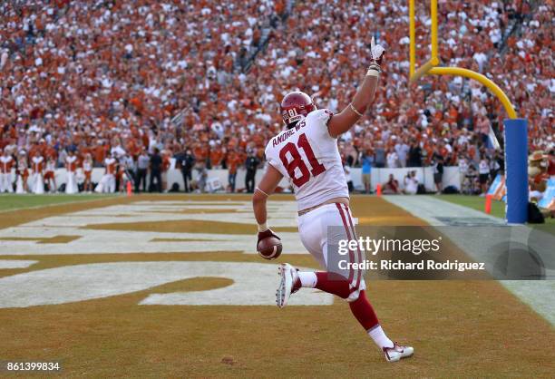 Mark Andrews of the Oklahoma Sooners celebrates his fourth quarter, go ahead touchdown against the Texas Longhorns at Cotton Bowl on October 14, 2017...