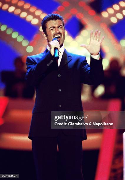 George Mic Singer George Michael Photos and Premium High Res Pictures - Getty Images