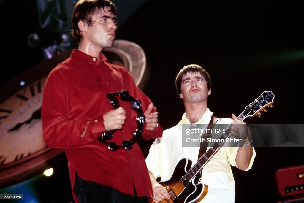 Photo of Noel GALLAGHER and Liam GALLAGHER and OASIS