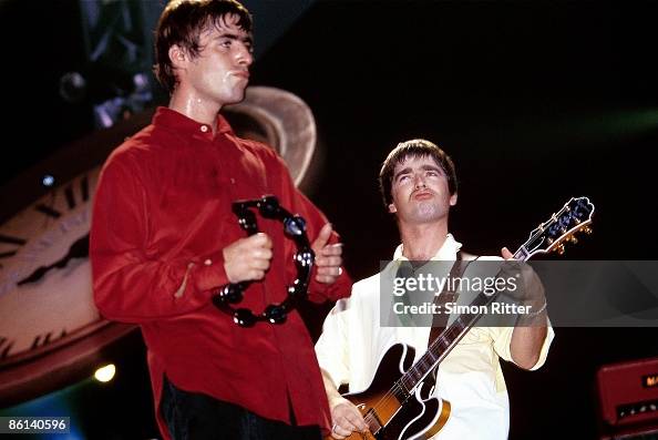 Photo of Noel GALLAGHER and Liam GALLAGHER and OASIS Photo of Noel GALLAGHER and Liam GALLAGHER and OASIS