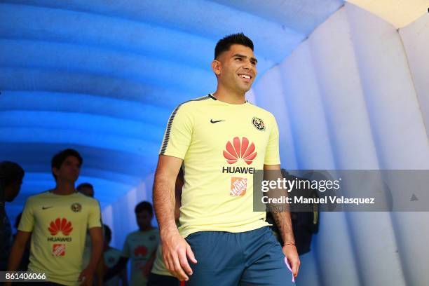 Silvio Romero of America gets in the field before the 13th round match between Cruz Azul and America as part of the Torneo Apertura 2017 Liga MX at...