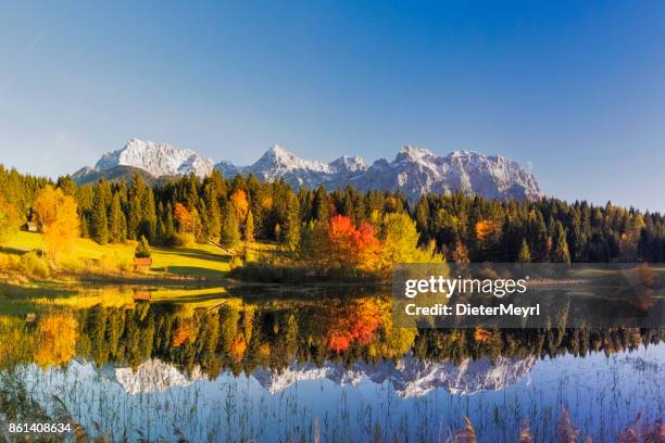 印度夏季在 tennsee，karwendel 山，巴伐利亞阿爾卑斯山，xxl 全景 - karwendel mountains 個照片及圖片檔