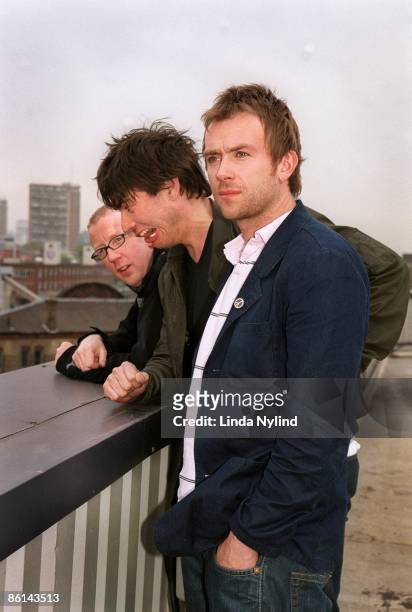 Photo of Alex JAMES and BLUR and Dave ROWNTREE and Damon ALBARN; L-R: Dave Rowntree, Alex James, Damon Albarn - posed, group shot