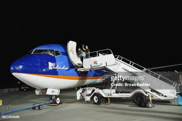 Tony Goldwyn boards an airplane during the 2017 Americares Airlift Benefit at Westchester County Airport on October 14, 2017 in Armonk, New York.