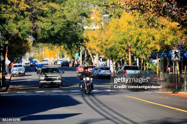 small town fort langley main street in het najaar - langley british columbia stockfoto's en -beelden