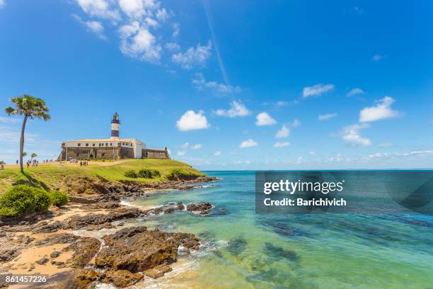 barra de vuurtoren op een heldere dag in bahia. - bahia stockfoto's en -beelden