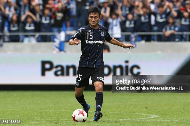 Yasuyuki Konno of Gamba Osaka in action during the J.League J1 match between Gamba Osaka and Albirex Niigata at Suita City Football Stadium on...